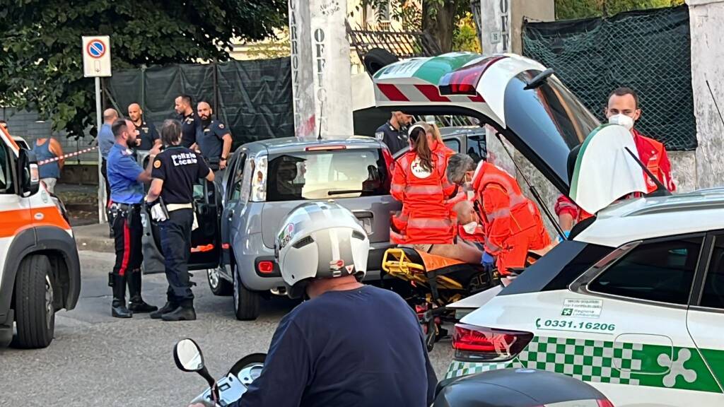 Investe il padre con l’auto e poi lo aggredisce a Busto Arsizio