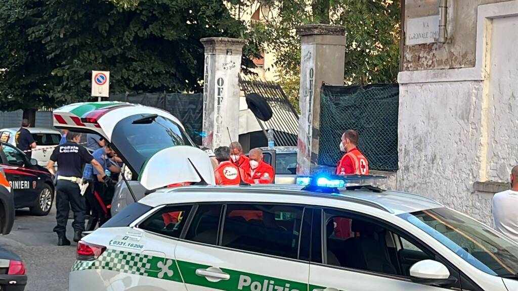Investe il padre con l’auto e poi lo aggredisce a Busto Arsizio