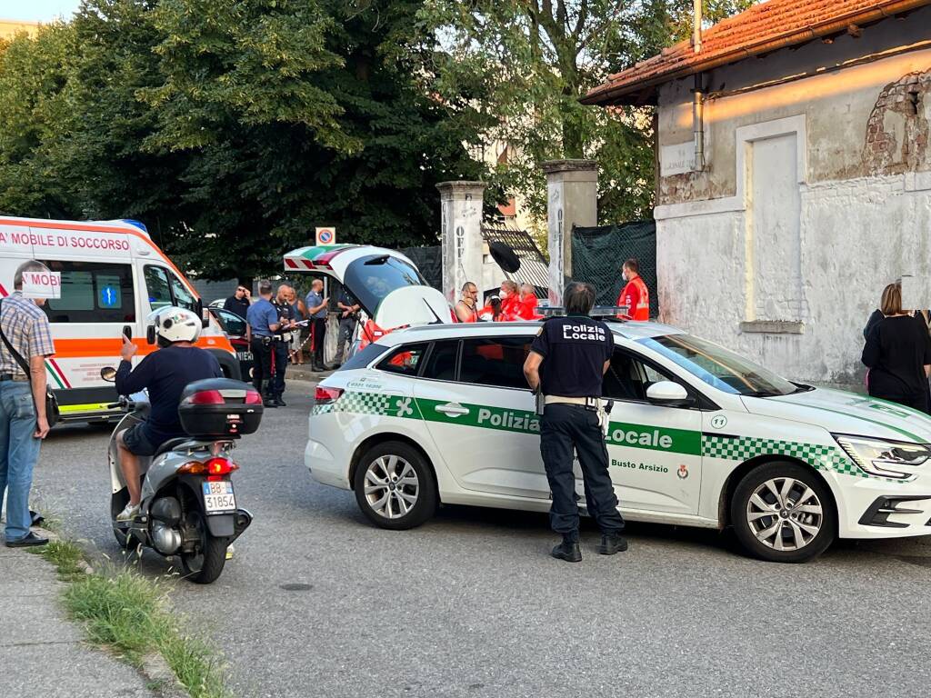 Investe il padre con l’auto e poi lo aggredisce a Busto Arsizio