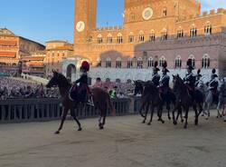 La carica dei carabinieri a cavallo al Palio di Siena 