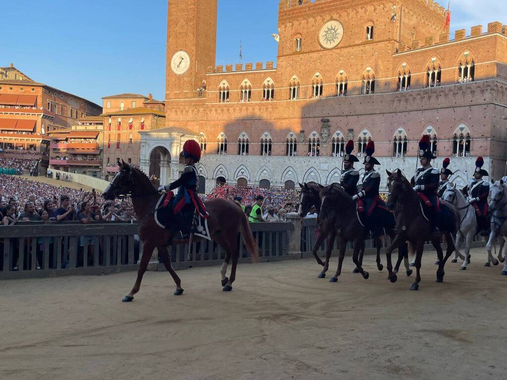 La carica dei carabinieri a cavallo al Palio di Siena 