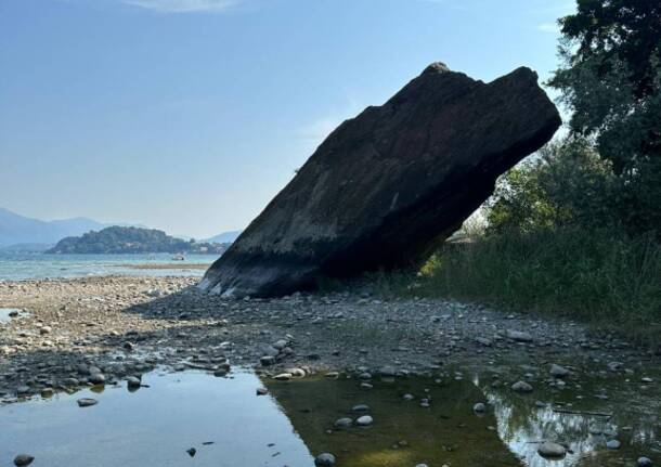 Siccità sul Verbano, il Sasso di Ranco è all’asciutto