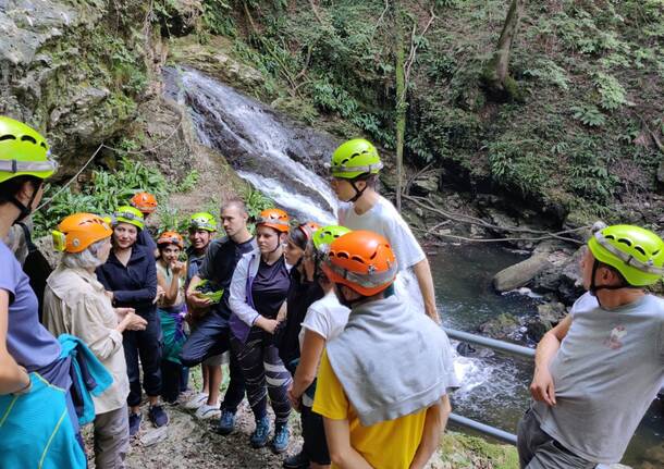 I ragazzi del campo internazionale di volontariato alla scoperta del Parco Campo dei Fiori