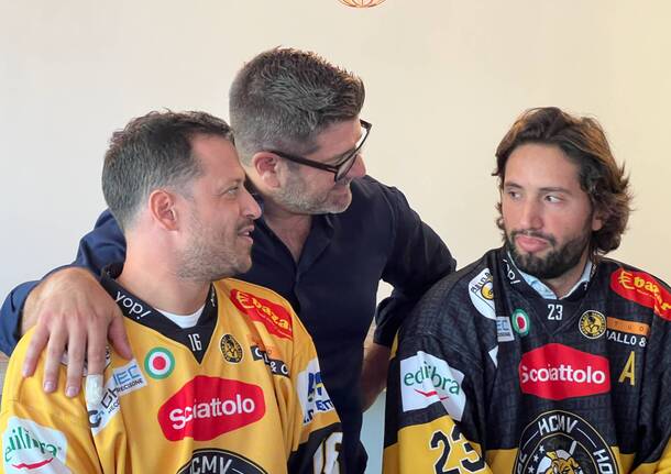 Al Caffè Beccaria la presentazione della nuova maglia dell'Hockey Varese/ Stagione 2023/2024