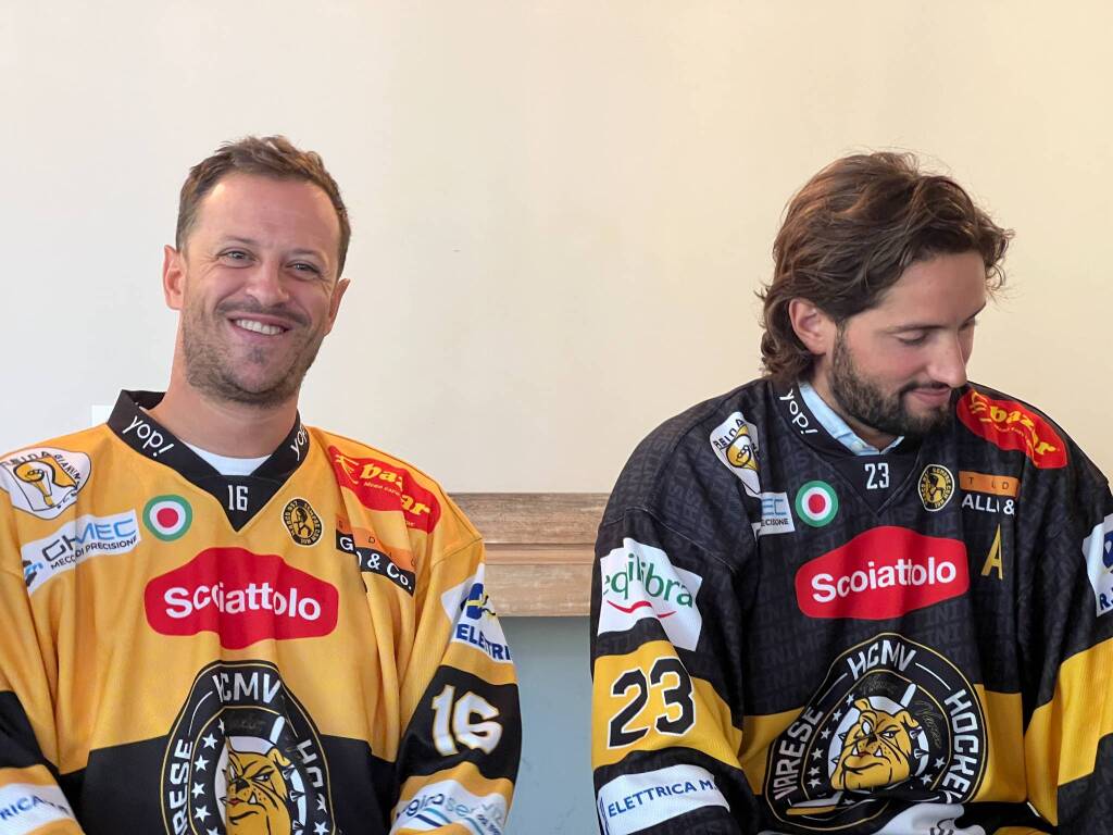 Al Caffè Beccaria la presentazione della nuova maglia dell'Hockey Varese/ Stagione 2023/2024