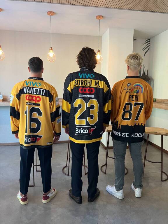 Al Caffè Beccaria la presentazione della nuova maglia dell'Hockey Varese/ Stagione 2023/2024