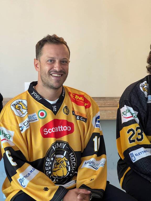 Al Caffè Beccaria la presentazione della nuova maglia dell'Hockey Varese/ Stagione 2023/2024