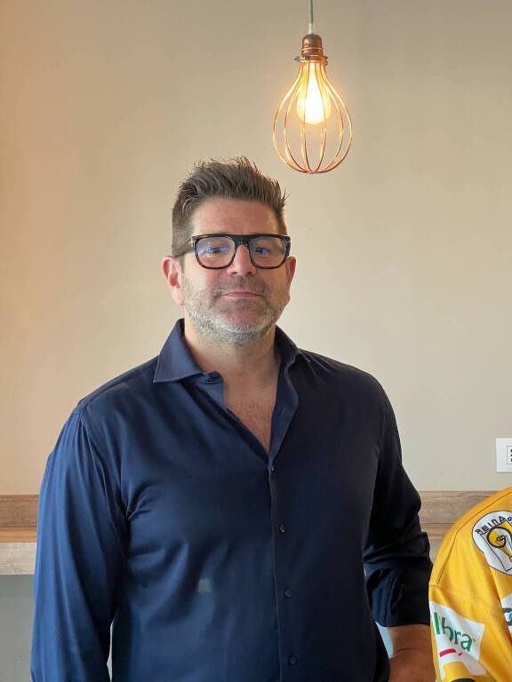 Al Caffè Beccaria la presentazione della nuova maglia dell'Hockey Varese/ Stagione 2023/2024