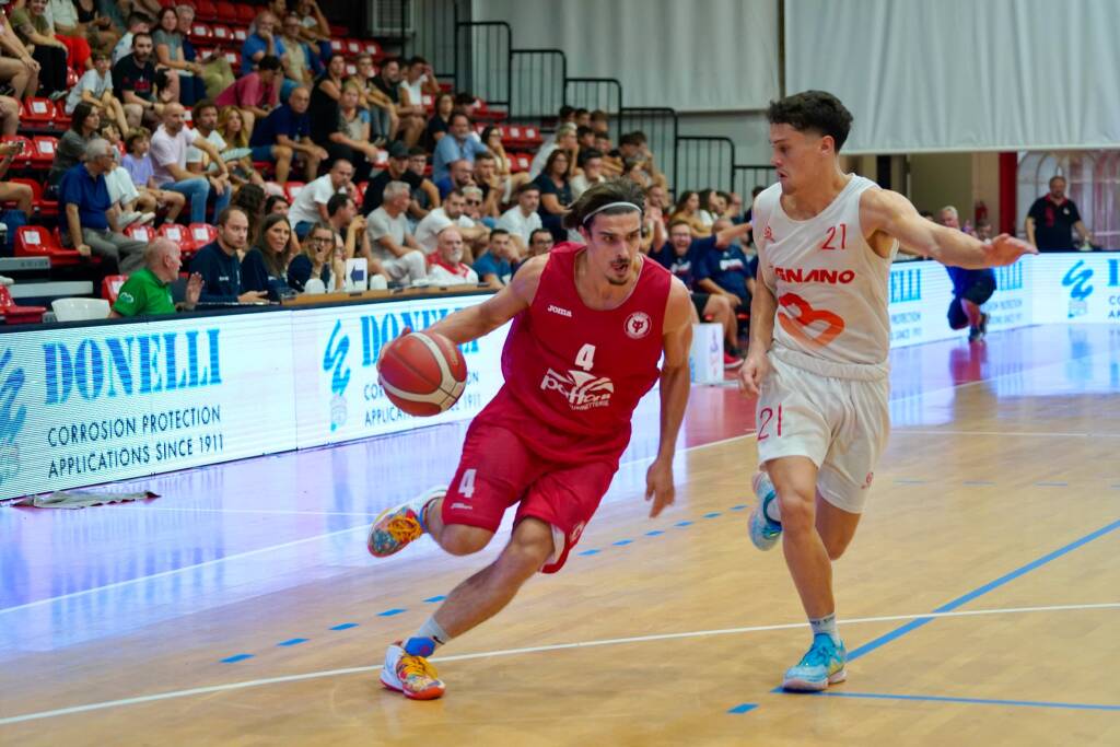 Basket Legnano contro Omegna Foto di Daniele Zaffaroni 