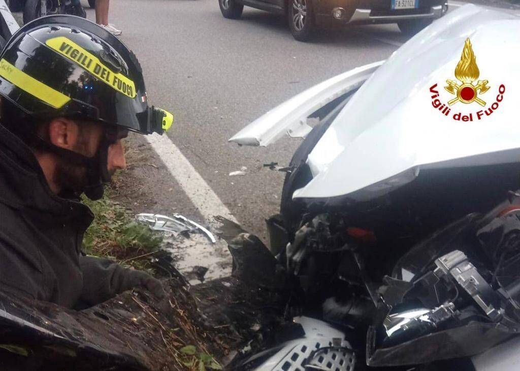 Si schiantano in Valganna con la Ferrari
