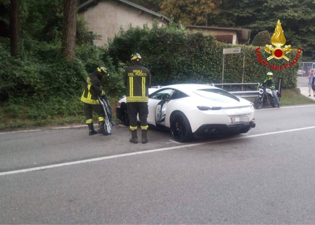 Si schiantano in Valganna con la Ferrari