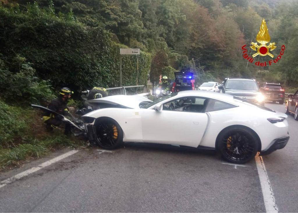 Si schiantano in Valganna con la Ferrari