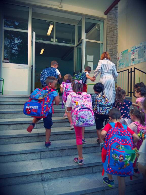 il ciliegio regala matite alle primaria galilei