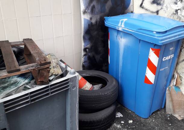 "Il distributore di Largo Flaiano è diventato una discarica"