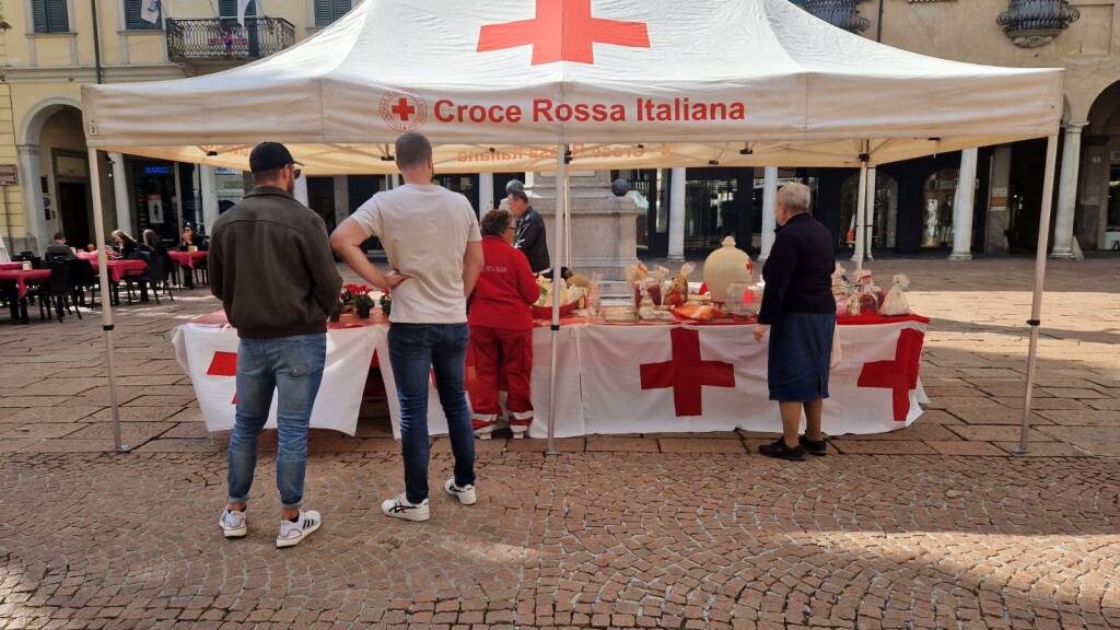 Il mercatino d'autunno della croce Rossa di Varese