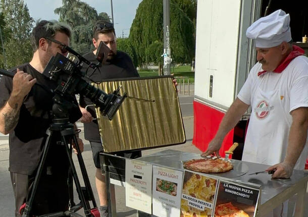 Il pizzaiolo Paolino Bucca di Nerviano nel video della versione inglese di Italodisco