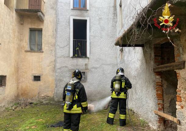 Incendio a Castello Cabiaglio, sul posto i vigili del fuoco