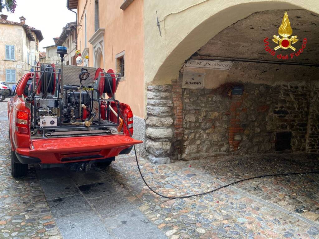 Incendio a Castello Cabiaglio, sul posto i vigili del fuoco