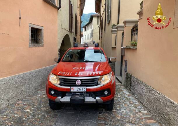 Incendio a Castello Cabiaglio, sul posto i vigili del fuoco