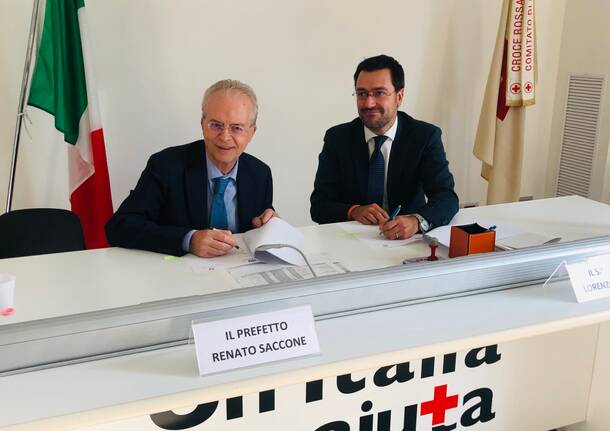 La firma tra prefettura e comune per l’accoglienza profughi 