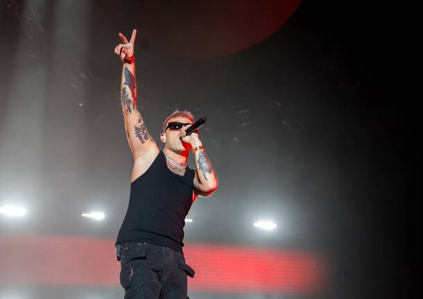 Lazza in concerto al Mediolanum Forum di Milano 