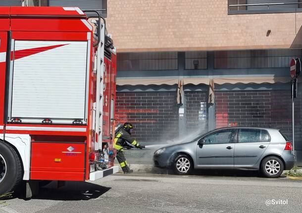 Principio di incendio per un’auto in via Marzorati a Varese