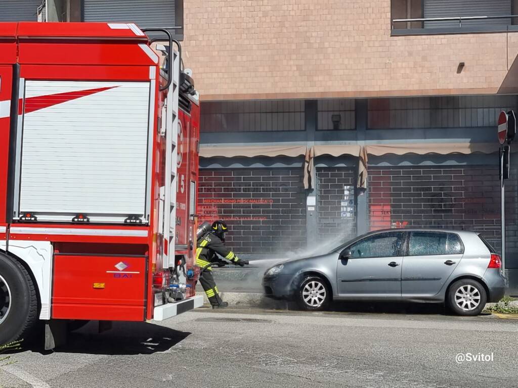 Principio di incendio in auto di via Marzorati a Varese