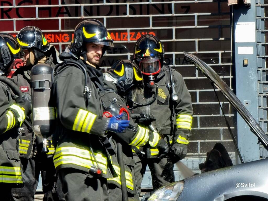 Principio di incendio in auto di via Marzorati a Varese