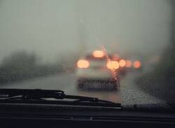 guidare con pioggia