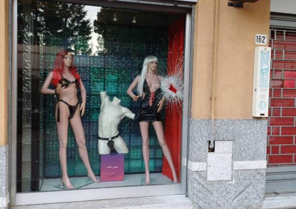 Tentata spaccata al sexy shop di Legnano