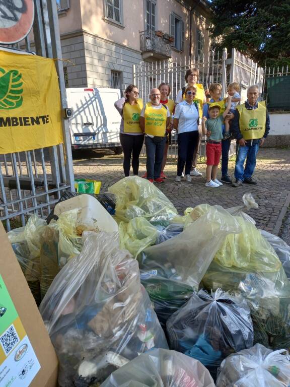 Una domenica di pulizie per volontari e cittadini con Ambiente Saronno