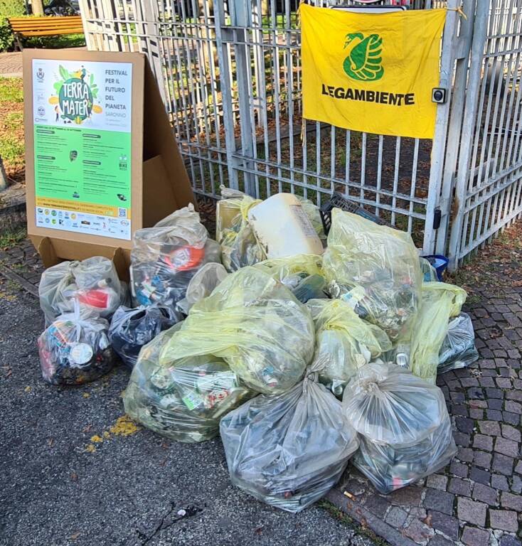 Una domenica di pulizie per volontari e cittadini con Ambiente Saronno