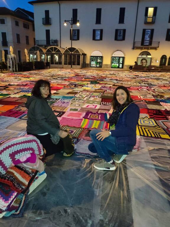 2020 coperte colorano piazza San Giovanni a Busto Arsizio per la prevenzione senologica