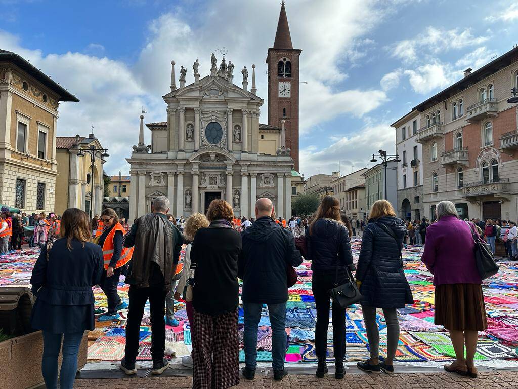 2020 coperte colorano piazza San Giovanni a Busto Arsizio per la prevenzione senologica