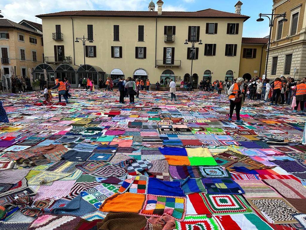 2020 coperte colorano piazza San Giovanni a Busto Arsizio per la prevenzione senologica