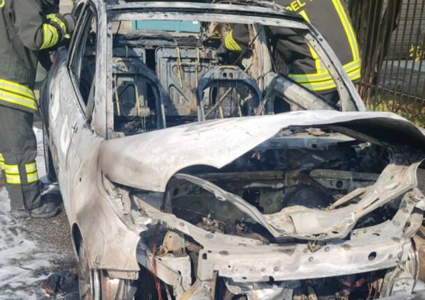 Auto in fiamme in via Zaroli a Legnano