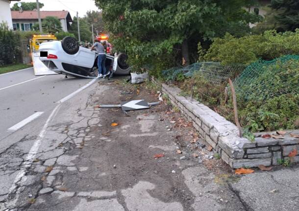 Auto ribaltata tra Sesto Calende e Taino