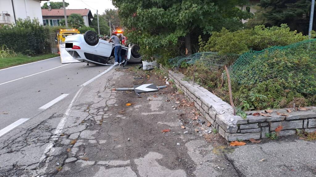 Auto ribaltata tra Sesto Calende e Taino