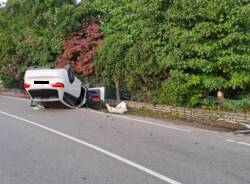 Auto ribaltata tra Sesto Calende e Taino