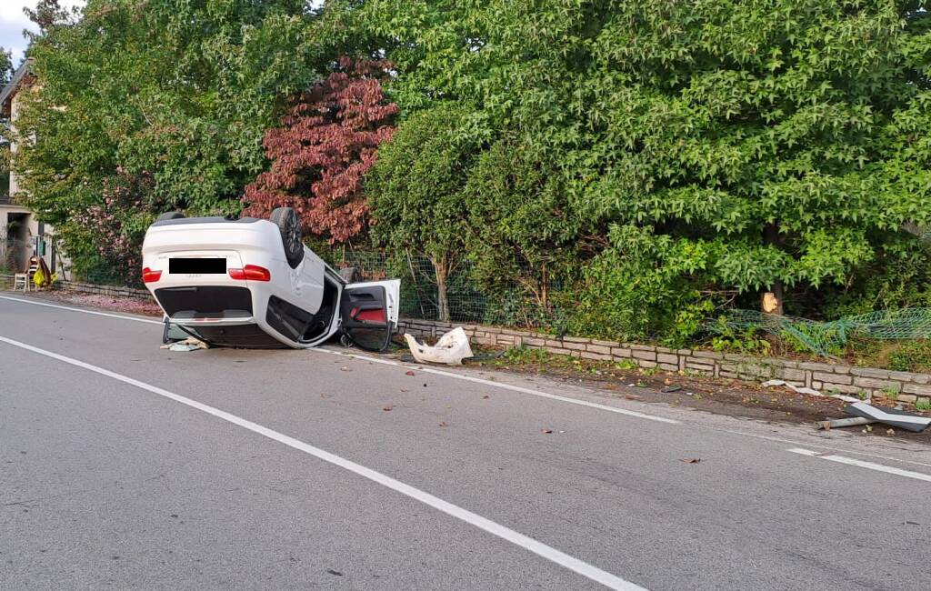 Auto ribaltata tra Sesto Calende e Taino