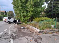 Auto ribaltata tra Sesto Calende e Taino