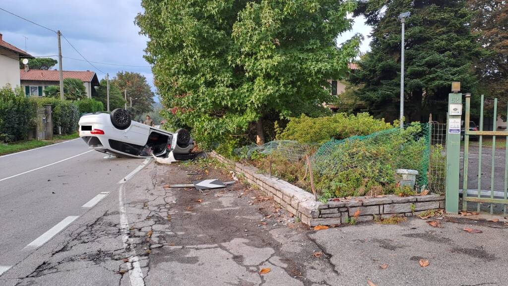Auto ribaltata tra Sesto Calende e Taino