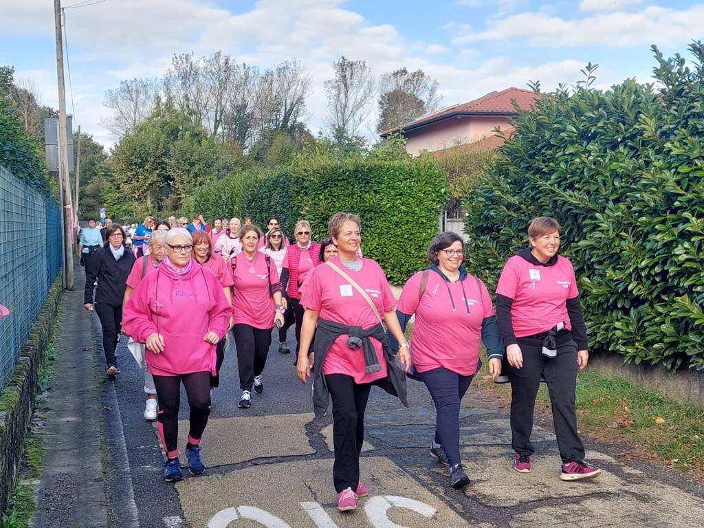 Camminata in rosa, in migliaia in Valbossa per la prevenzione