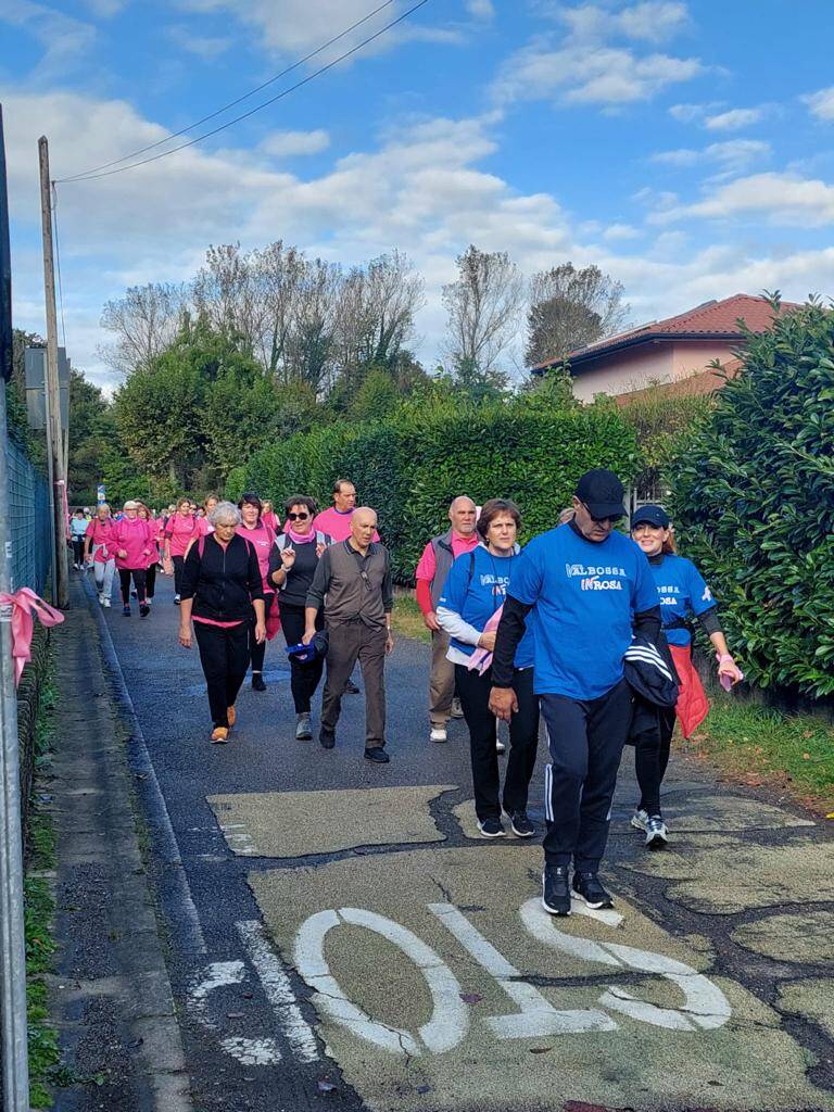 Camminata in rosa, in migliaia in Valbossa per la prevenzione