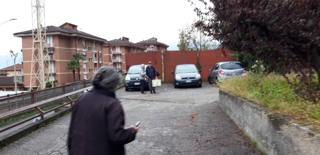 Gli sfollati rientrano a Creva nelle loro case per recuperare effetti personali