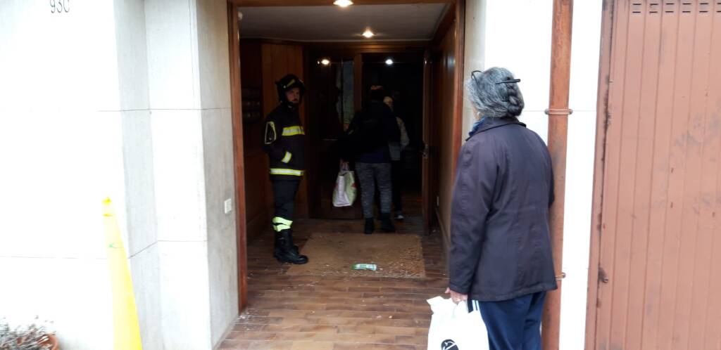 Gli sfollati rientrano a Creva nelle loro case per recuperare effetti personali