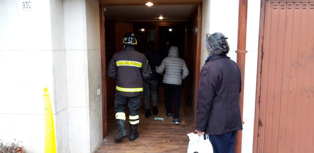 Gli sfollati rientrano a Creva nelle loro case per recuperare effetti personali