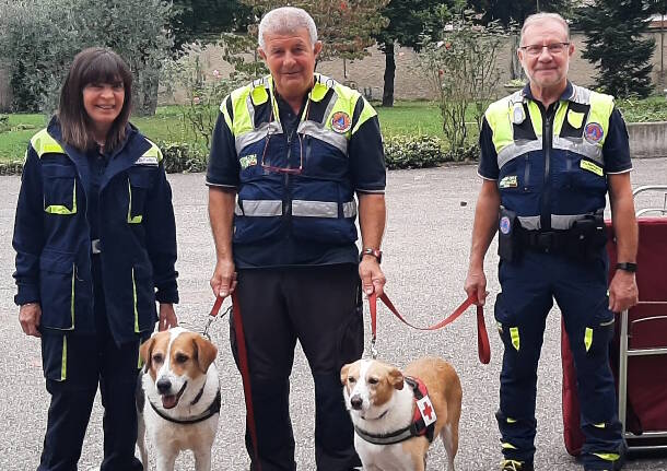 Eva ed Emma tornano a scuola a Legnano per il progetto "Pet therapy"