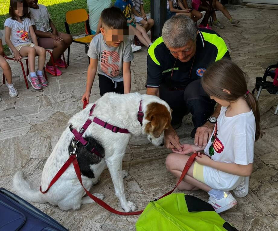 Eva ed Emma tornano a scuola a Legnano per il progetto "Pet therapy"