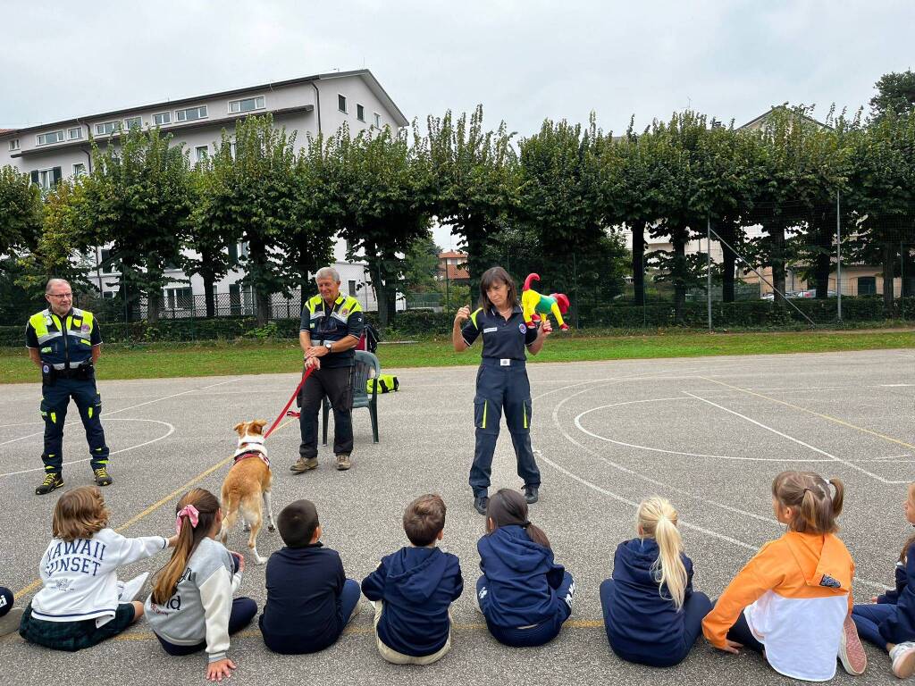 Eva ed Emma tornano a scuola a Legnano per il progetto "Pet therapy"